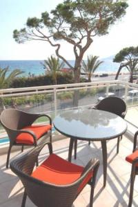 Stunning 2 Bed Apt on the seafront of Cannes in a high class secure building with swimming pool 463