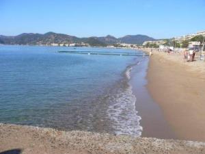 Stunning 2 Bed Apt on the seafront of Cannes in a high class secure building with swimming pool 463