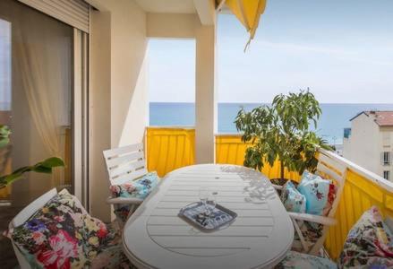 Stunning 2 bed Flat Nice front of the beach Seaview