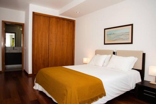 Stunning 2 Bedroom Apartment 500m to Luz Beach