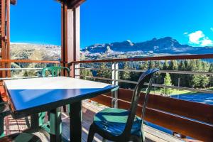 Stunning 3-bedroom apartment with mountain views