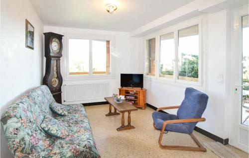 Stunning apartment in Aubenas with Outdoor swimming pool, 2 Bedrooms and WiFi