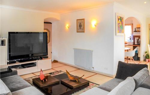 Stunning apartment in Autun with 3 Bedrooms and WiFi