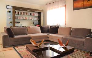 Stunning apartment in Autun with 3 Bedrooms and WiFi