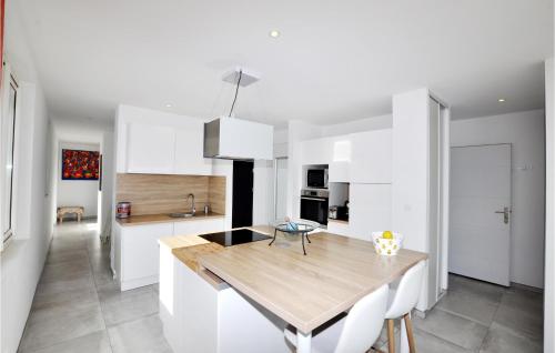 Stunning apartment in Cannet-En-Roussillon with WiFi and 2 Bedrooms
