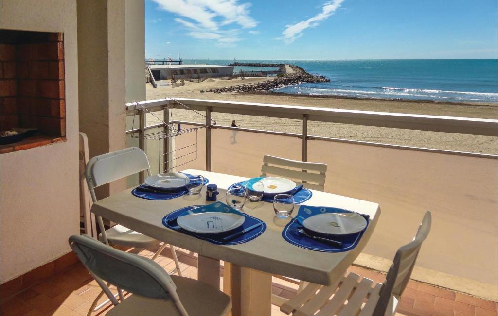 Stunning apartment in Carnon Plage with 2 Bedrooms , 34130 Carnon-Plage