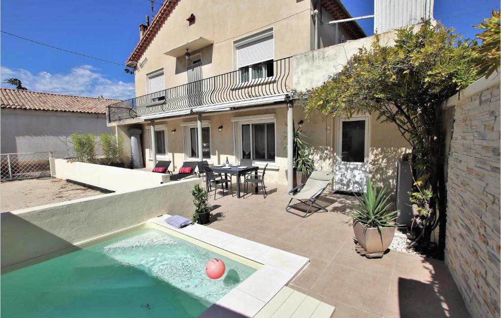 Stunning apartment in Orange with Outdoor swimming pool, 2 Bedrooms and WiFi , 84100 Orange