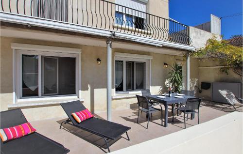 Stunning apartment in Orange with Outdoor swimming pool, 2 Bedrooms and WiFi