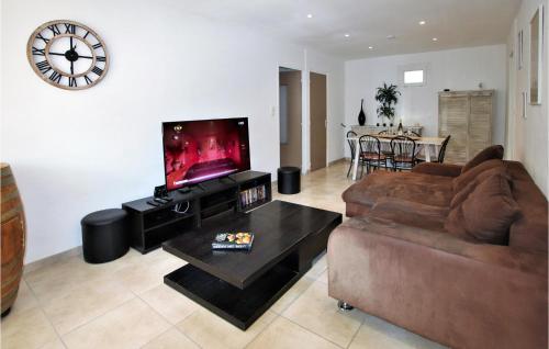 Stunning apartment in Orange with Outdoor swimming pool, 2 Bedrooms and WiFi