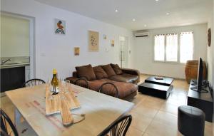 Stunning apartment in Orange with Outdoor swimming pool, 2 Bedrooms and WiFi
