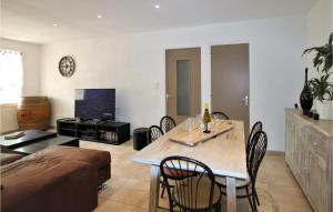 Stunning apartment in Orange with Outdoor swimming pool, 2 Bedrooms and WiFi
