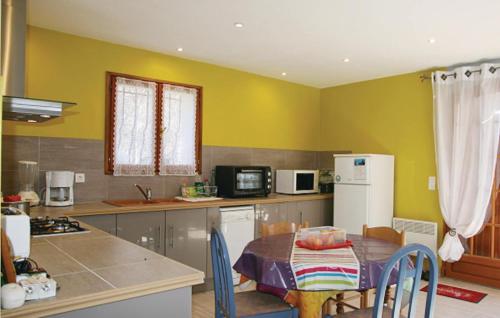 Stunning apartment in Puget-sur-Argens with 2 Bedrooms, Internet and Outdoor swimming pool