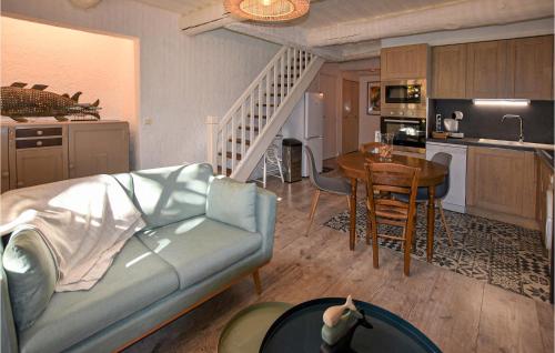 Stunning apartment in Rustrel with Outdoor swimming pool and 2 Bedrooms
