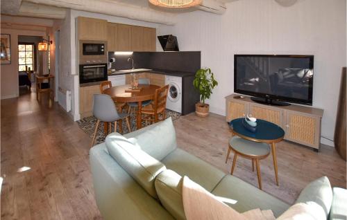 Stunning apartment in Rustrel with Outdoor swimming pool and 2 Bedrooms