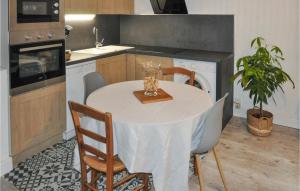 Stunning apartment in Rustrel with Outdoor swimming pool and 2 Bedrooms
