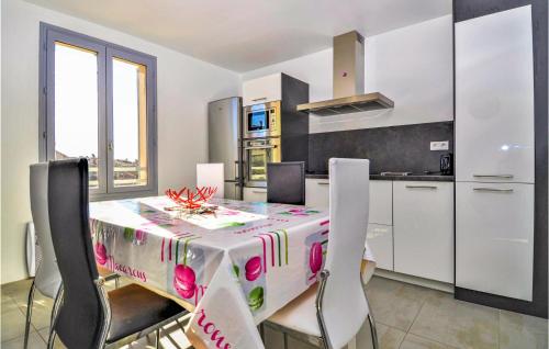 Stunning apartment in Uzs with 3 Bedrooms and WiFi