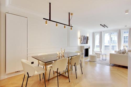 Stunning apartment with view at the very heart of Paris