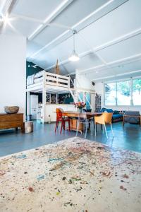 Stunning loft with garden and pool ideal location
