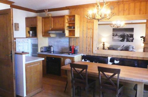 Stunning Mountain Views & Fireplace - 2 Bed, sleeps 8, Top Floor Duplex Apartment, Arc 1950