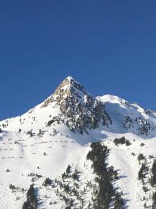 Stunning Mountain Views & Fireplace - 2 Bed, sleeps 8, Top Floor Duplex Apartment, Arc 1950
