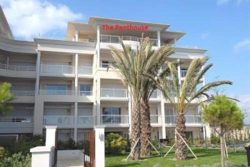 Stunning three bedroom apartment on seafront in Cannes with panoramic sea views 399