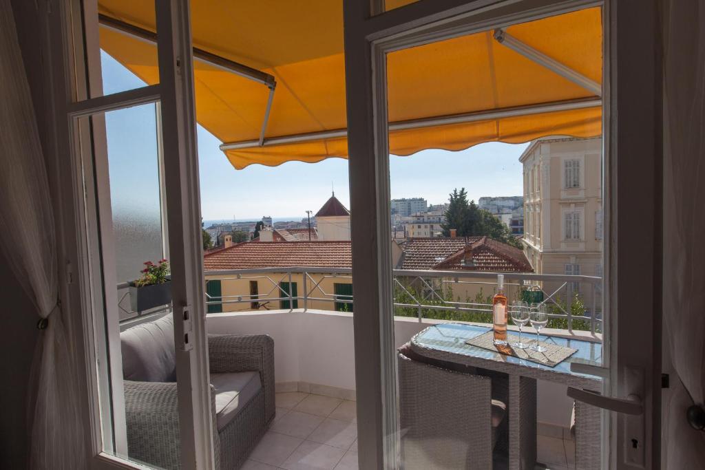 Stunning views from this lovely one bedroom apartment in Cannes only a short walk from the Palais 479 56 Avenue du Petit Juas, 06400 Cannes