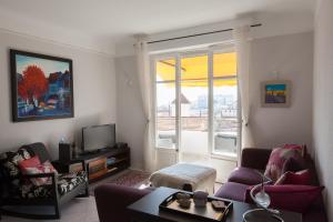 Stunning views from this lovely one bedroom apartment in Cannes only a short walk from the Palais 479