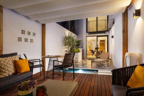 STUPENDO- Two Rooms, patio With refreshing Pond-Center-Air conditioning-Free Park