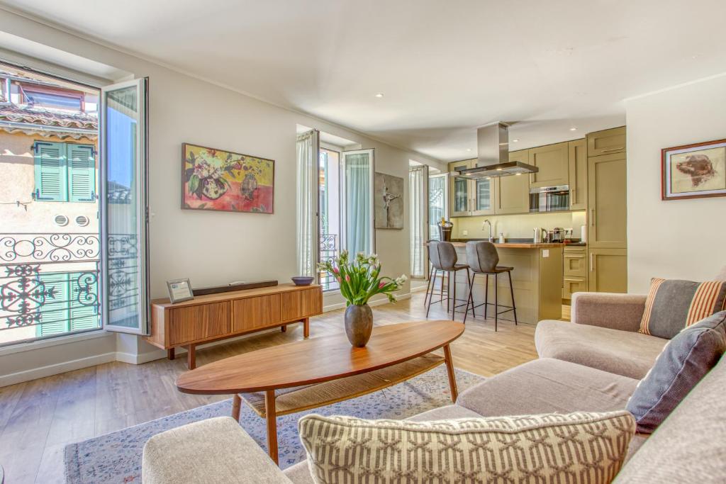 Style in Cannes-Beautiful Apt-5 mins stroll to Festival-Beach-Port Second Floor 16 Rue Saint-Antoine, 06400 Cannes