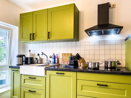 STYLISCHE ZENTRALE WOHNUNG MIT KÜCHE UND PARKPLATZ IN SEITENSTRAẞE