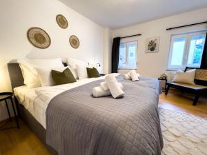 STYLISCHE ZENTRALE WOHNUNG MIT KÜCHE UND PARKPLATZ IN SEITENSTRAẞE