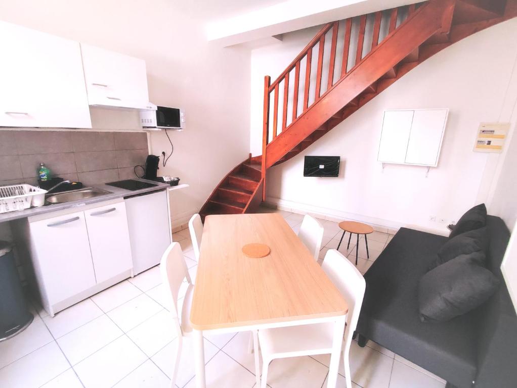 STYLISCHE ZENTRALE WOHNUNG MIT KÜCHE UND PARKPLATZ IN SEITENSTRAẞE