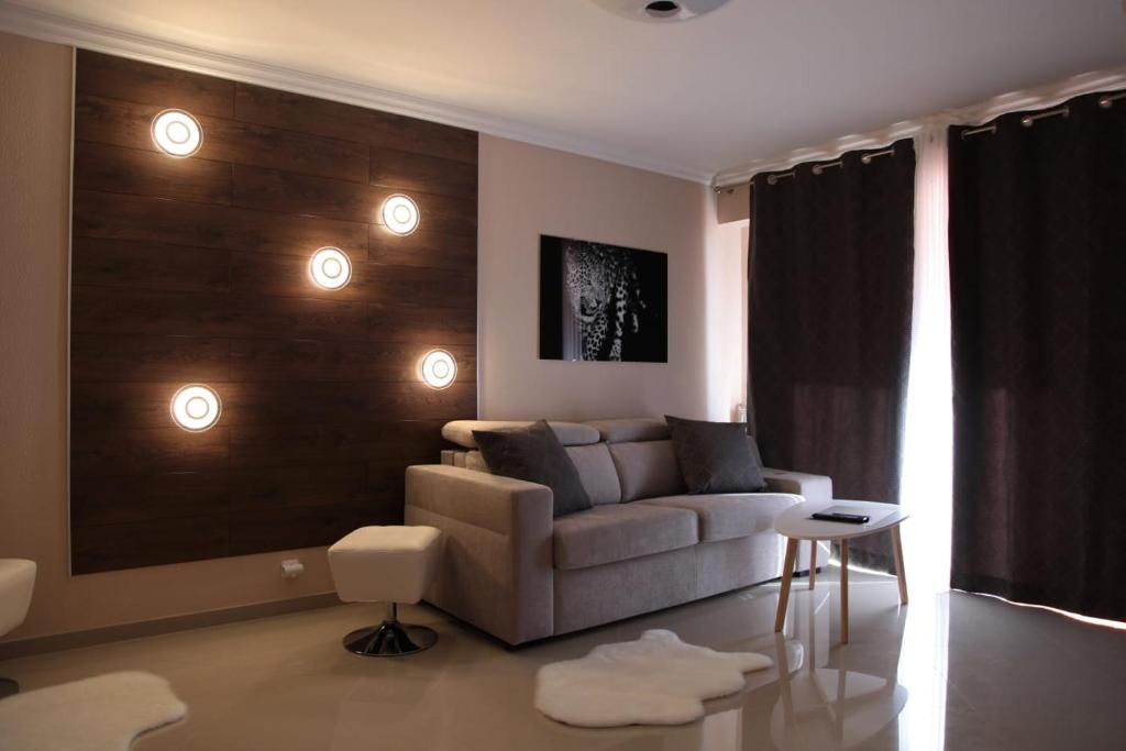 Stylish 2 Room Flat 60 meters to the beach 112 Avenue de la Californie, 06200 Nice
