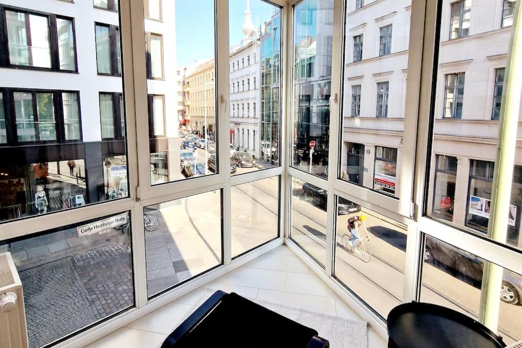 Stylish apartment in the center of Berlin 12 11 Oranienburger Straße, 10178 Berlin
