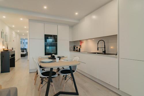 Stylish Apartment W/ River View by LovelyStay