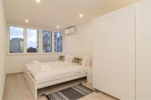 Stylish Apartment W/ River View by LovelyStay