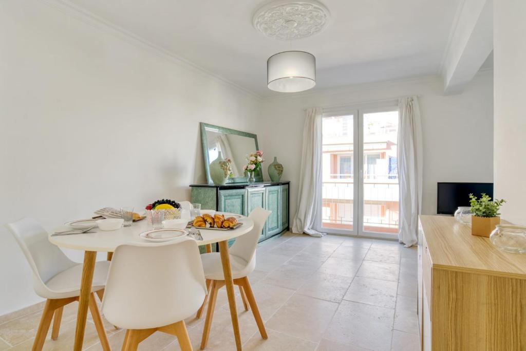 Stylish flat w balcony and seaview at the heart of Juan-les-Pins - Welkeys 39 rue Bricka, 06160 Antibes