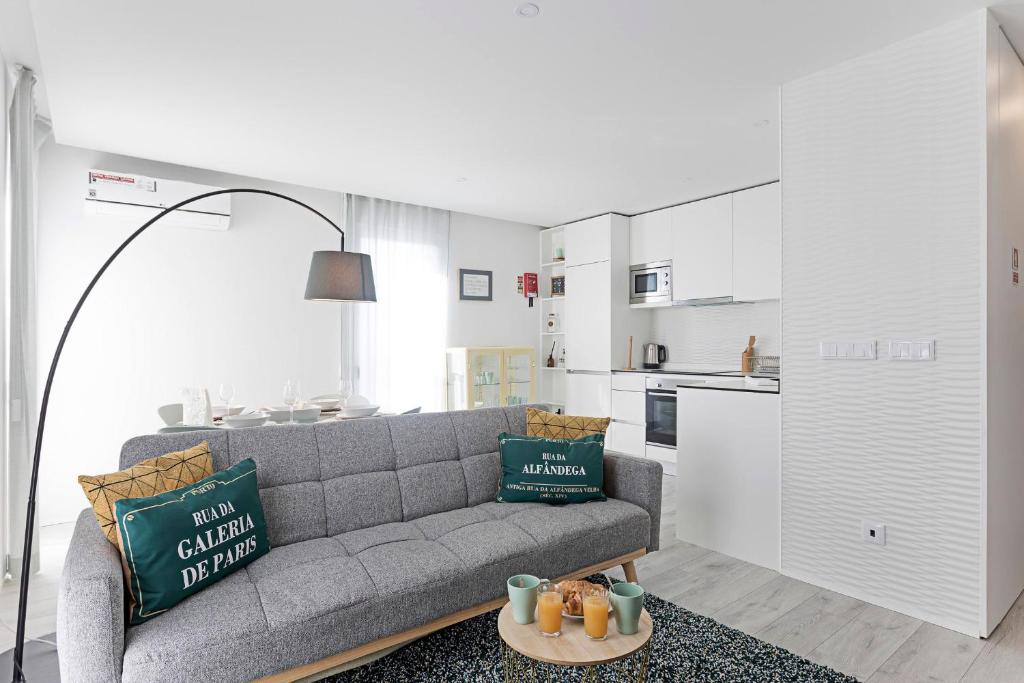 Stylish Flat W/ Gym & Parking by LovelyStay 69 Rua do Abade de Baçal 3º - 307, 4050-077 Porto