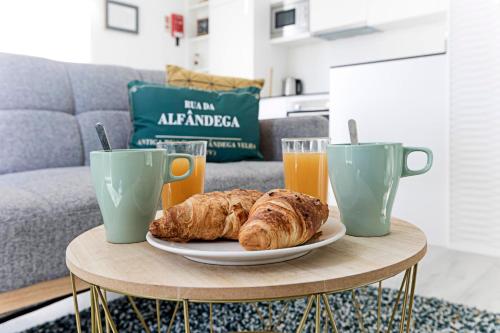 Stylish Flat W/ Gym & Parking by LovelyStay