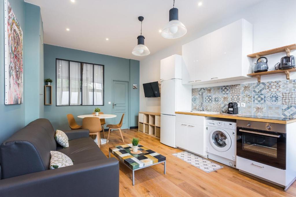 Stylish Flat W/ Gym & Parking by LovelyStay