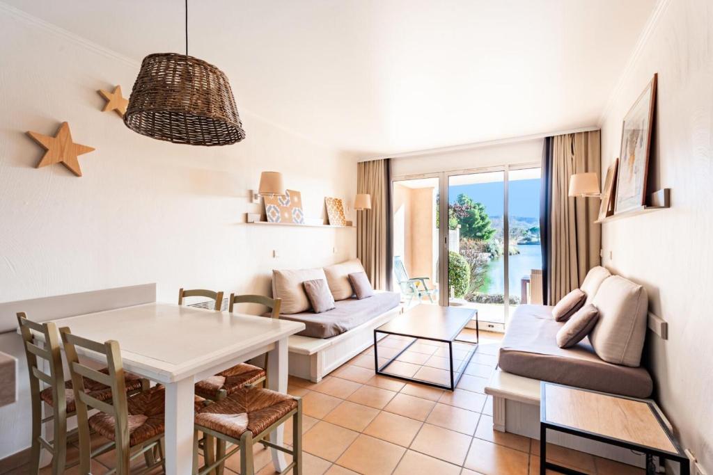 Stylish one bedroom apartment in Central Cannes just off the Croisette and near beaches - 680