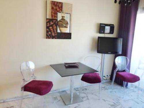 Stylish one bedroom apartment in Central Cannes just off the Croisette and near beaches - 680