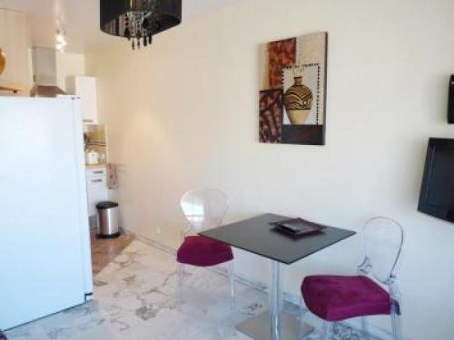 Stylish one bedroom apartment in Central Cannes just off the Croisette and near beaches - 680