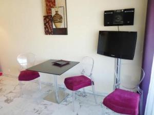 Stylish one bedroom apartment in Central Cannes just off the Croisette and near beaches - 680