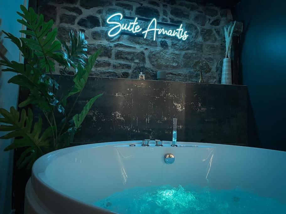 SUITE AMANTIS évadez vous dans l'univers MYKONOS 2 Rue des Étroits, 42400 Saint-Chamond