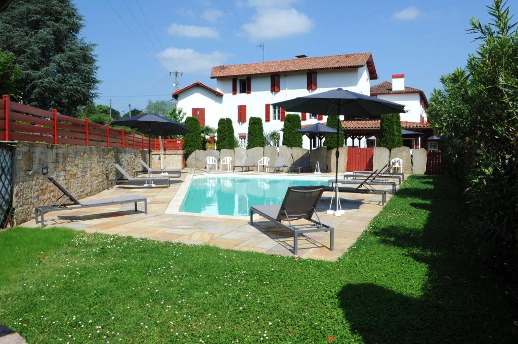 SUITE D'HÔTES DE PRESTIGE avec terrasses pour deux personnes, à Ansouis au cœur du Luberon 84240 Ansouis