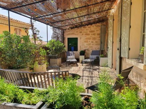 SUITE D'HÔTES DE PRESTIGE avec terrasses pour deux personnes, à Ansouis au cœur du Luberon