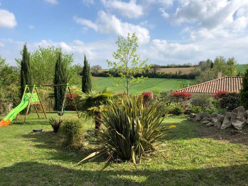 Suite indépendante au cœur d’un jardin arboré.