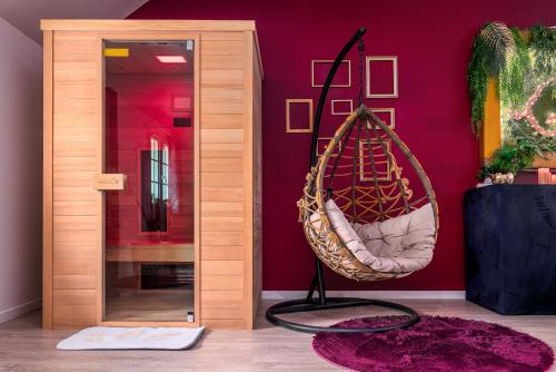 Suite L'echappee - Maison romantique - SPA & Sauna Privatif- Pole Dance - Lit rond avec miroir au plafond