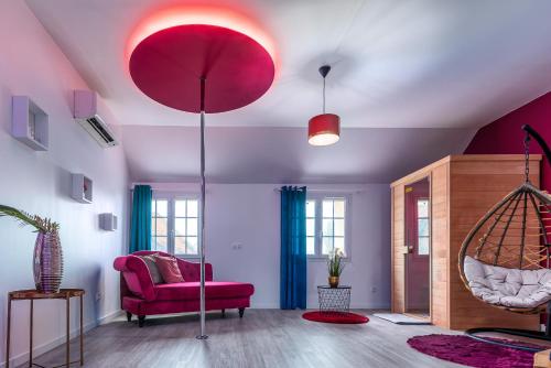 Suite L'echappee - Maison romantique - SPA & Sauna Privatif- Pole Dance - Lit rond avec miroir au plafond